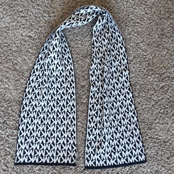 Scarve - Picture 3 of 3